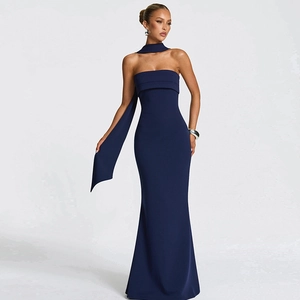 Détail de la robe de soirée sirène bleu marine élégante avec licou et coupe ajustée moderne
