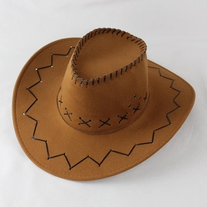 Détail d'un chapeau de cowboy marron avec coutures noires décoratives et œillets