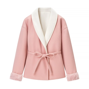 Cappotto in lana bicolore rosa e bianco con polsini in pelliccia e cintura in vita