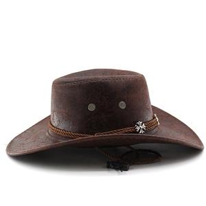 Détail d'un chapeau de cowboy marron avec corde tressée et ornement en croix argentée
