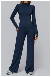 Détail d'une veste de yoga bleu marine avec passe-pouces et une fermeture éclair ajustée