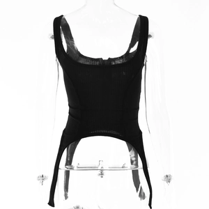 Détail du haut bustier côtelé noir avec décolleté en U et fermeture éclair