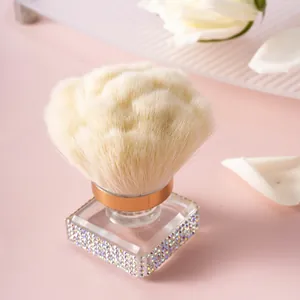 Luxuriöser blumenförmiger Make-up-Pinsel mit kristallbesetzter Basis und weichen Borsten