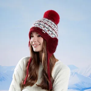 Bonnet d'hiver en tricot avec cache-oreilles et pompon rouge à motifs étoiles