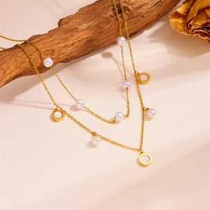 Collier double couche en acier inoxydable avec perles blanches et pendentifs romains dorés