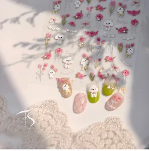 Détail de stickers nail art floraux avec tulipes et perles sur ongles roses