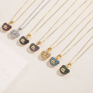 Collier avec pendentif ours en zircon plaqué or 14K disponible en sept couleurs de pierres fines