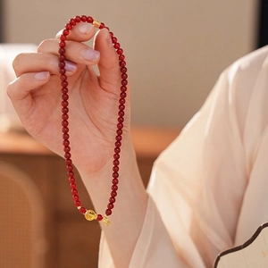Bracelet élégant en perles d'agate plaqué or 18k avec pierre jaune et pendentifs dorés