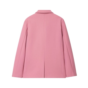 Vista posteriore di un cappotto di lana rosa casual con taglio netto su fondo bianco