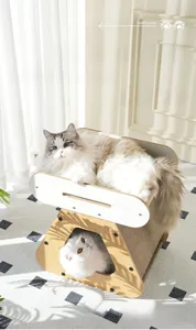 Dettaglio macro di una cuccia per gatti 2-in-1 in legno con tiragraffi integrato laterale