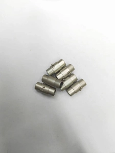 Détail des fermoirs magnétiques en argent mat pour colliers et bracelets artisanaux