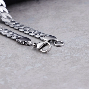 Vue détaillée du collier chaîne cubaine de 8mm en acier inoxydable avec fermoir mousqueton