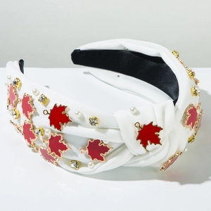 Vue détaillée d'un bandeau noué blanc avec feuilles d'érable et strass brillants