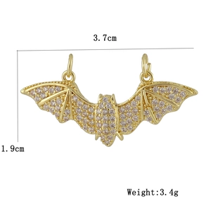 Vue détaillée du pendentif chauve-souris doré avec zircone et mesures 3,7cm x 1,9cm