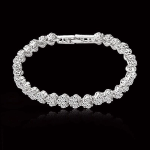 Dettaglio macro del bracciale in argento con pietre di zircone e chiusura sicura