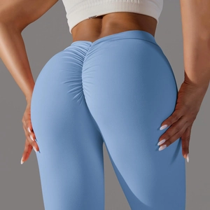 Détail du legging de yoga taille haute bleu ciel avec effet lifting fessier scrunch
