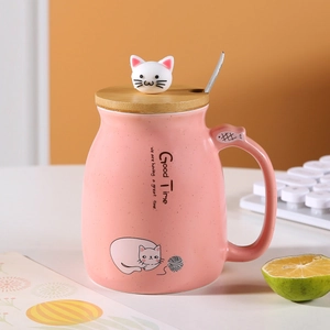 Rosa Keramiktasse mit Katzenmotiv, Holzdeckel und Löffel für Kaffee oder Frühstück