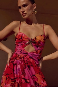 Detail eines Blumen-Sommerkleides mit Cut-Out-Mieder und goldener Seestern-Schnalle
