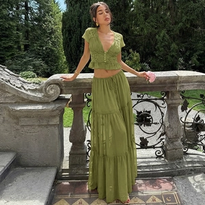 Détail du haut en dentelle mousseline vert olive et jupe longue à volants bohème