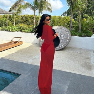 Détail du tissu en maille transparente et de la coupe moulante de cette robe de plage rouge