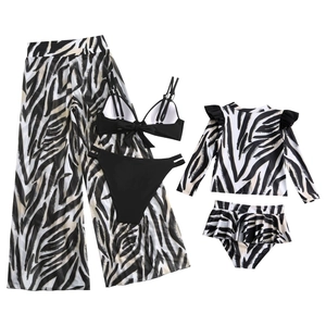 Détails à plat d'un pantalon large zébré et d'un ensemble bikini noir assorti