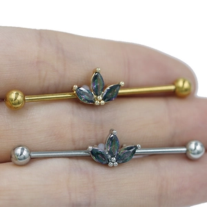 Vue macro de piercings industriel avec des pierres précieuses irisées taillées