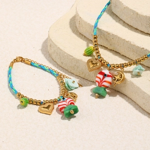 Bracelet tressé bleu avec breloques colorées plaquées or 18 carats sur pierre blanche