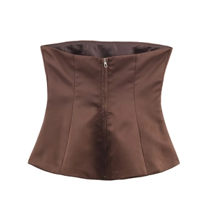 Détail du haut bandeau en satin marron avec fermeture éclair métallique au dos