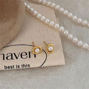 Élégantes boucles d'oreilles perles en argent 925 avec socle en métal doré texturé