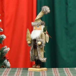 Casse-noisette Père Noël en bois nordique avec fausse fourrure et décor de sapin doré