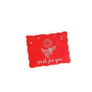 Carte de vœux rouge minimaliste avec texte 'wish for you' blanc et motif rose