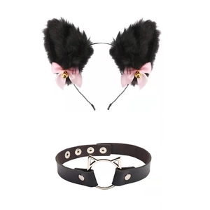 Détail du serre-tête oreilles de chat en peluche et collier choker en cuir avec nœuds roses