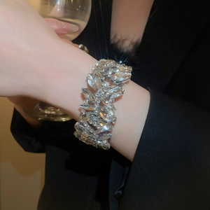 Detailansicht eines luxuriösen silbernen Armreifs mit Marquise-Kristallen am Handgelenk