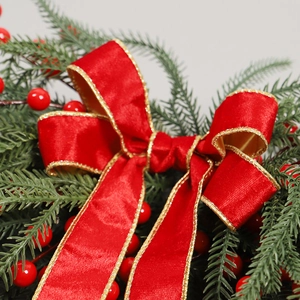 Fiocco di Natale in velluto rosso con bordo dorato e aghi di pino per decorazioni