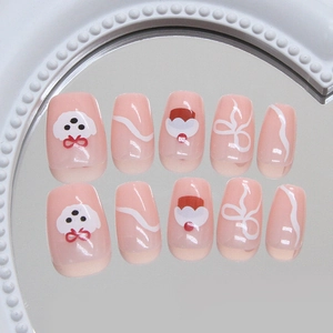 Faux ongles mignons avec chiens blancs et nœuds papillon sur fond rose translucide