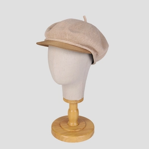 Casquette gavroche en tricot avoine pour femme avec visière marron sur une tête de mannequin