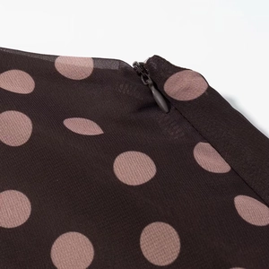 Detailansicht des unsichtbaren Reißverschlusses am gepunkteten Chiffon-Oberteil