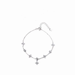 Elegant four-leaf clover zircon bracelet in silver finish for women with adjustable chain