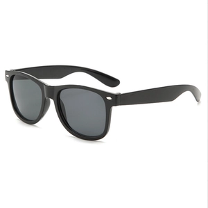 Detalle de gafas de sol negras para niños estilo Wayfarer con remaches plateados