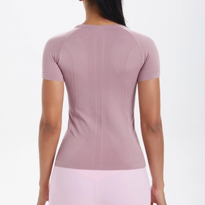 Dettaglio della maglia fitness senza cuciture con schiena traspirante e vestibilità slim