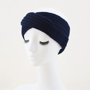 Dettaglio di una fascia in maglia blu navy su testa di manichino per lo stile invernale