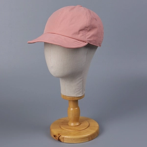 Detail einer rosa schnelltrocknenden Baseballkappe auf einem Modell mit Nylongewebe