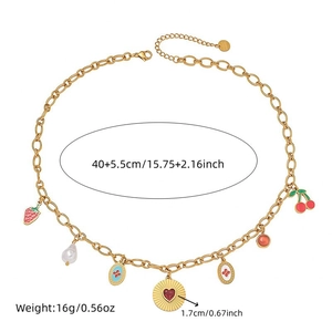Charmant collier en acier inoxydable doré avec breloques cerise, fraise et fleurs