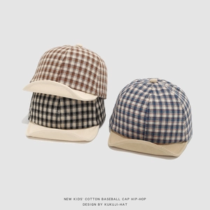 Primer plano de tres gorras de béisbol de cuadros para niños en algodón multicolor