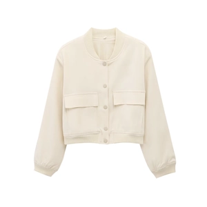 Damenjacke in Creme mit verkürztem Schnitt, langen Ärmeln und zwei großen Brusttaschen