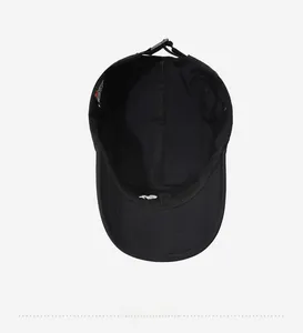 Dettaglio interno del cappellino da baseball nero con fodera e fibbia regolabile