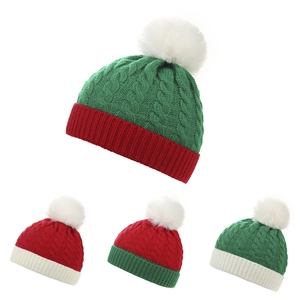 Berretto invernale in maglia per bambini con pompon in ecopelliccia e trama a trecce