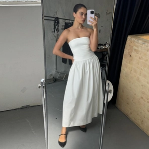 Spiegelselfie des eleganten weißen schulterfreien langen Kleides mit A-Linien-Rock