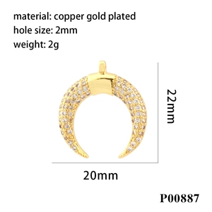 Dettaglio macro del ciondolo a mezzaluna in rame placcato oro 22mm con zirconi lucidi