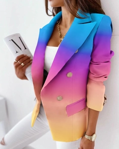 Dettaglio blazer con stampa sfumata colorata e bottoni dorati a doppio petto